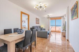 Haza del TrigoにあるPiso Hazaのテーブルと椅子のあるダイニングルームとリビングルーム