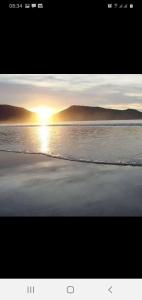 een foto van de zonsondergang op het strand bij Chalé Duplex monte fuji ubatumirim in Ubatuba