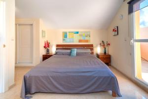 une chambre avec un grand lit et une fenêtre dans l'établissement Marbella Penthouse apartment, à Marbella 20 autres photos