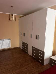 a room with a row of lockers at Damilhouse 7 in Messina