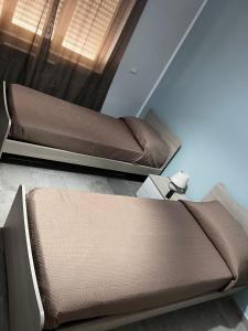 two beds in a room with a window at Damilhouse 7 in Messina +14 photos
