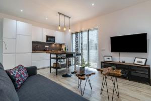 El IsloteにあるCasa Majinaのソファとテーブルのあるリビングルーム