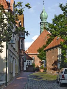 a street in a town with a clock tower at Ferienwohnung Wunschgarten in Wesselburen