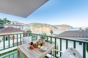 une table sur un balcon avec vue sur l'eau dans l'établissement Marsella, à Port de Sóller