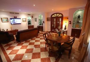 Μια τηλεόραση ή/και κέντρο ψυχαγωγίας στο Casa Montes Del Castillo