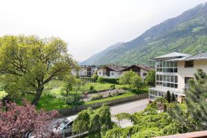 a view of a town with mountains in the background at Mayr Apartments Fünf in Plaus