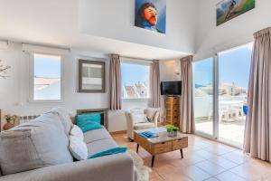 un salon avec un canapé et une table dans l'établissement Penthouse center Altea, à Altea