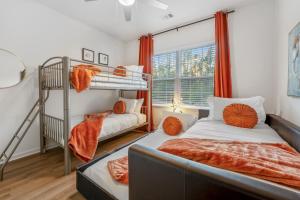 een slaapkamer met twee stapelbedden en een bank bij 1st Floor 3BR - Pool, Full Gym, Bikes and Grill! in Yulee +91 foto's