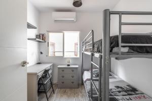 アルムニェーカルにあるCasa Familiar 8 personasの二段ベッド2台、デスクが備わる客室です。