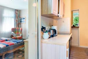 a kitchen with a counter and a chair in a room at Die Kleine Ferienwohnung in Schneverdingen
