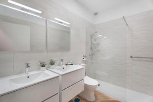 サンティアゴ・デル・テイデにあるApartamento Delfin Amarilloの洗面台、トイレ、シャワー付きのバスルーム +11枚の写真