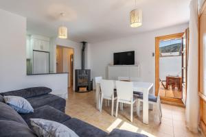 PicenaにあるVilla picena las alpujarrasのソファとテーブルのあるリビングルーム