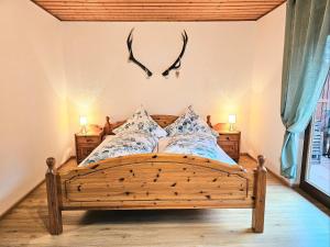 Una cama o camas en una habitación de Ferienparadies Maierbauernhof 42 fotos más