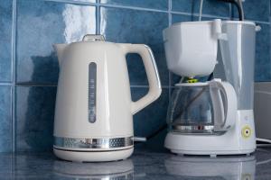 Příslušenství pro přípravu čaje a kávy v ubytování Appartement Avec Piscine Et Cuisine