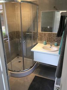 Kúpeľňa v ubytovaní Happy Mammy Bababarát Apartmanház 1 - Hűvös utca + 31 fotografií