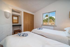 deux lits dans une chambre avec fenêtre dans l'établissement Villa Valentina, à Carvoeiro 24 autres photos