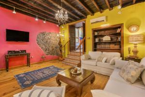 La Matanza de AcentejoにあるCasa Carmenの黄色とピンクの壁のリビングルーム