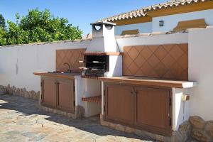 una cocina con horno exterior en una casa en Las Golondrinas, en Chiclana de la Frontera