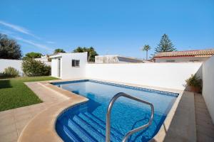 una piscina en el patio trasero de una casa en Las Golondrinas, en Chiclana de la Frontera