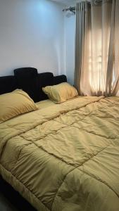 1 cama grande frente a una ventana en OA luxury apartment, 