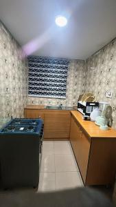 una cocina con estufa y encimera en OA luxury apartment, 