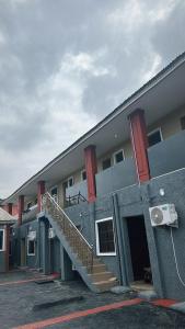 Un edificio con una escalera al costado. en OA luxury apartment, 