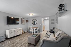 Et tv og/eller underholdning på Stylish 1st Flr 1Bed Condo-Close to Downtown Dover