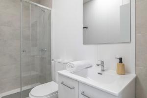 バルバテにあるApartamento Ajmのトイレとシャワー付きの白いバスルーム +12枚の写真