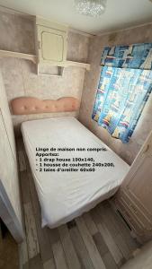 サン・ジャキュ・ド・ラ・メールにあるMobil Home Saint Jacut De La Merの部屋の中にベッドがある小さな寝室