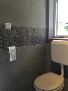 Kúpeľňa v ubytovaní Happy Mammy Bababarát Apartmanház 1 - Hűvös utca