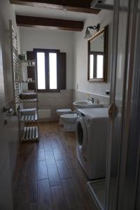 ein Badezimmer mit Waschmaschine in der Unterkunft Casa Selvaggia in Badolato