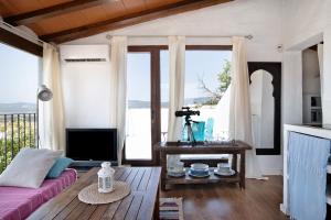 a living room with a couch and a large window at Casa De Los Pintores Facinas in Facinas