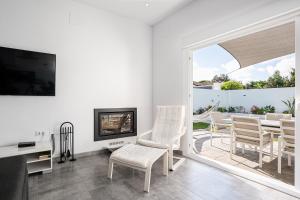 Una sala de estar con televisión, mesa y sillas. en Chill out of City, en Pago del Humo