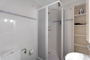 プエルト・デ・サンティアゴにあるCarpediem Playa La Arenaのシャワーとトイレ付きの白いバスルーム +21枚の写真