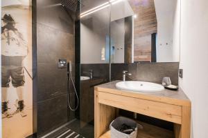 een badkamer met wastafel en douche bij Chalet Ortles M in San Valentino alla Muta +8 foto's