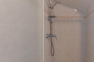 una ducha con cabezal de ducha en un baño en Chez l'Oncle, en Larnas 14 fotos más
