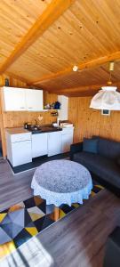 TwielenflethにあるBergners Hütteのテーブルとキッチンのあるリビングルーム