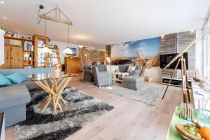 a living room with a blue couch and a table at Delf Inn in Bad Zwischenahn