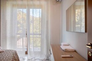 San SebastianoにあるLa Terrazza Panoramicaのベッドと大きな窓のある寝室