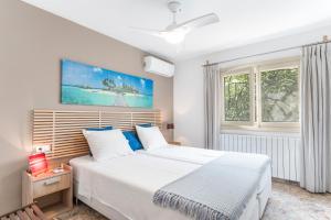 ein Schlafzimmer mit einem großen weißen Bett und einem Fenster in der Unterkunft Luxury villa next beach Cabo Roig in Orihuela + 26 Fotos