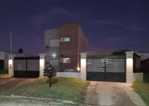 ein Haus mit einem Zaun und einem Tor in der Nacht in der Unterkunft ELINOR-CASA PLAYERA in Santa Clara del Mar