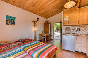 Kuchyň nebo kuchyňský kout v ubytování Joli Studio Au Bord De La Rivière -