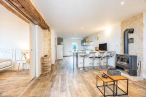 TV a/nebo společenská místnost v ubytování Gite les garnes