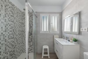 Un baño blanco con lavabo y ducha en Casa Melani, Sea and Relax, en Playa Honda 23 fotos más