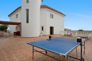 eine Tischtennisplatte auf einer Terrasse vor einem Haus in der Unterkunft Villa Luxury el Mirador in Adeje