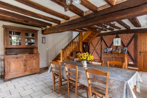 een keuken en eetkamer met een tafel en stoelen bij Gîte des Aulneaux in Feings