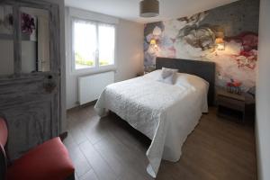 Ένα ή περισσότερα κρεβάτια σε δωμάτιο στο Gîte Au Petit Bonheur