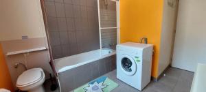 La salle de bains est pourvue de toilettes et d'un lave-linge. dans l'établissement Villa Loumapé, à Ribes