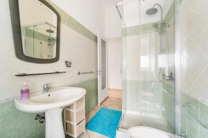 カラゼッタにあるSardegna - Calasetta Paeseのバスルーム(洗面台、トイレ、シャワー付) +17枚の写真