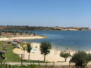 einen Strand mit Leuten auf dem Wasser in der Unterkunft Cantinho de Paz in São Marcos do Campo